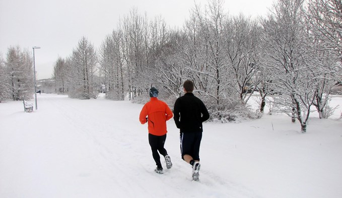 Auf Ausdauersport an der frischen Luft muss im Winter nicht verzichtet werden, wenn man einige Grundsätze befolgt. (Foto Unsplash/Einar H. Reynis)