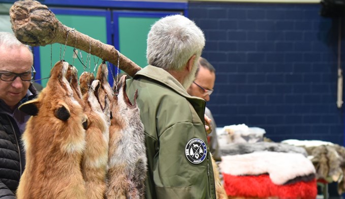 Jägerinnen und Jäger aus der ganzen Zentralschweiz brachten ihre Ware an den Fäälimärt in der Surseer Stadthalle. (Foto Franziska Kaufmann)