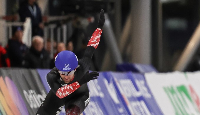 Livio Wenger steigt als erster Schweizer an einer Eisschnelllauf-WM aufs Podest. (Foto PhotographieTB/Speed Skating Canada)