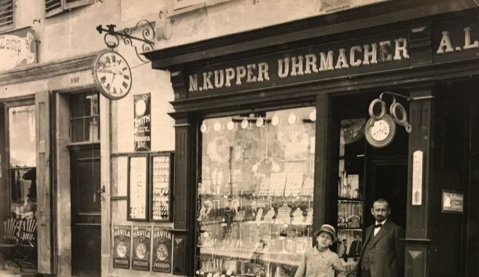 Stephan Kuppers Urgrossvater, Niklaus Kupper-Reber, mit einem seiner Söhne an der Unterstadt 3 um ca. 1905. Der Zwicker (rechts im Bild) hing damals schon. (Foto zVg)