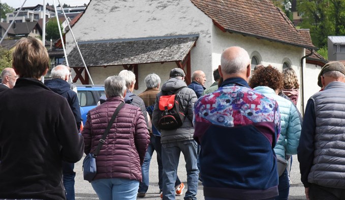 Beim Jane’s Walk in Geuensee spazierten rund 50 Interessierte durch das Dorf. (Foto Stefanie Zumbach)