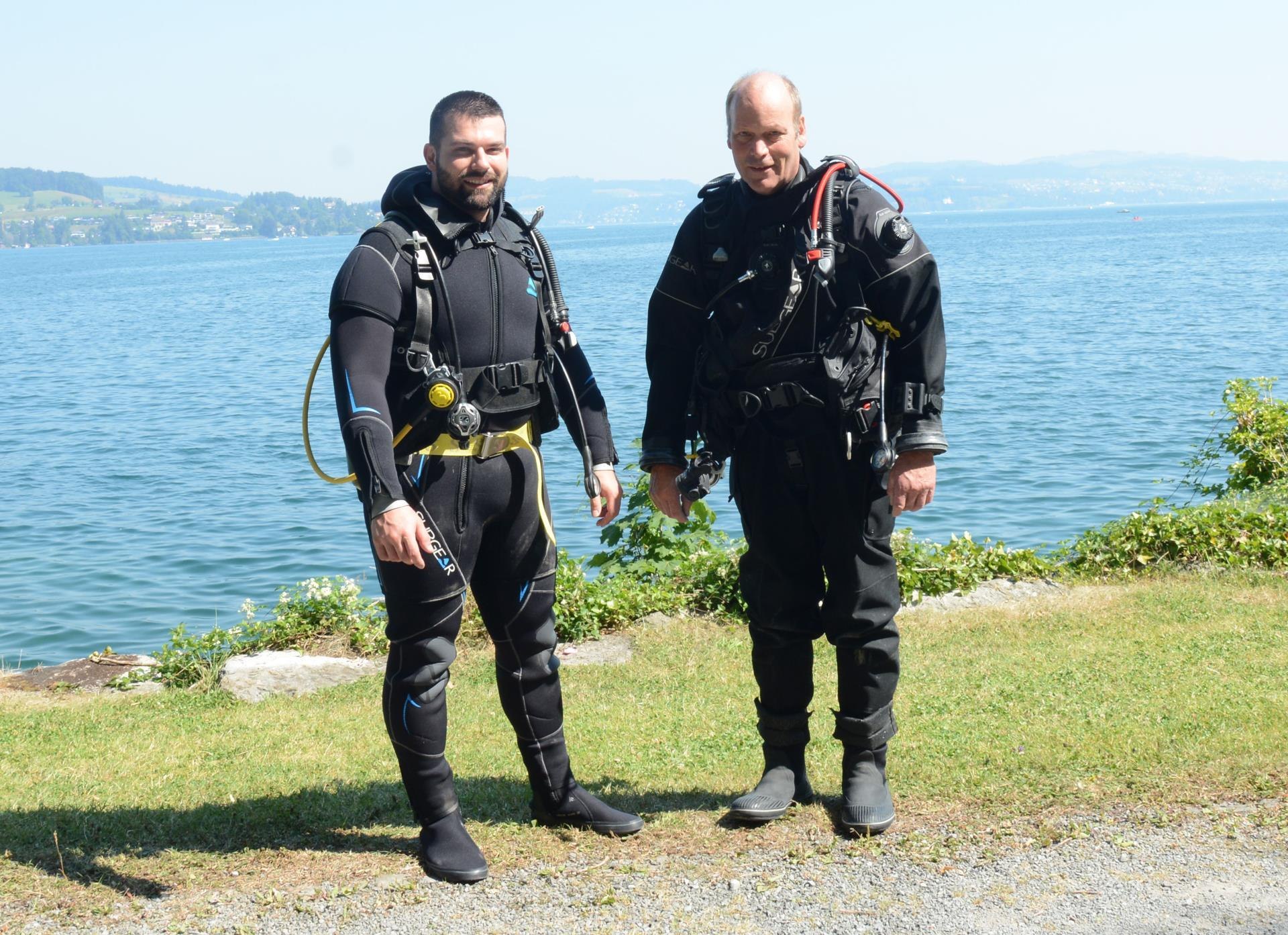 Der Redaktor (links) und der Nottwiler Tauchinstruktor Werner Käslin vor dem Gang ins kühle Nass beim General-Guisan-Quai in Stansstad.