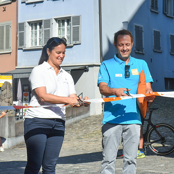 
									Regierungspräsidentin Michaela Tschuor und OK-Präsident André Gabriel durchschnitten das Band. (Foto Franziska Kaufmann)
								