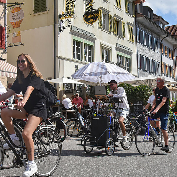 
									Dieser fahrende DJ heizte im Städtli Sempach ein. (Foto Franziska Kaufmann)
								