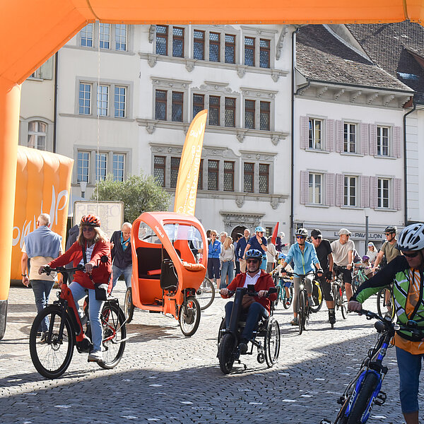 
									Kurz nach der Eröffnung des 11. «slowUp» Sempachersee starteten viele Besucherinnen und Besucher ihre Runde um den See. (Foto Franziska Kaufmann)
								