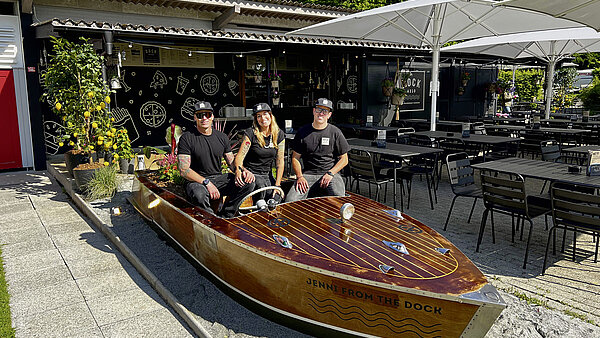Andy und Stéphanie Stöckli sowie Nuno Miguel Domingues (v. l.) betreiben neu das DOCK 6210 im Strandbad Sursee.
