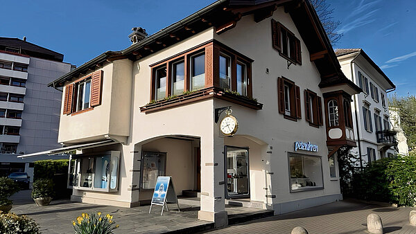 An der Bahnhofstrasse 21 in Sursee hat Peter Uhren aus Willisau ein weiteres Zuhause gefunden. Foto zVg