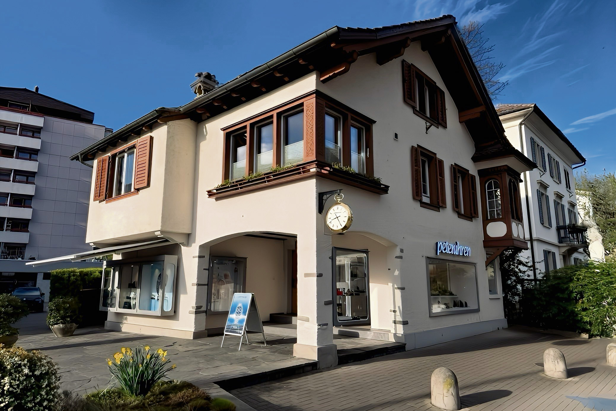 An der Bahnhofstrasse 21 in Sursee hat Peter Uhren aus Willisau ein weiteres Zuhause gefunden. Foto zVg