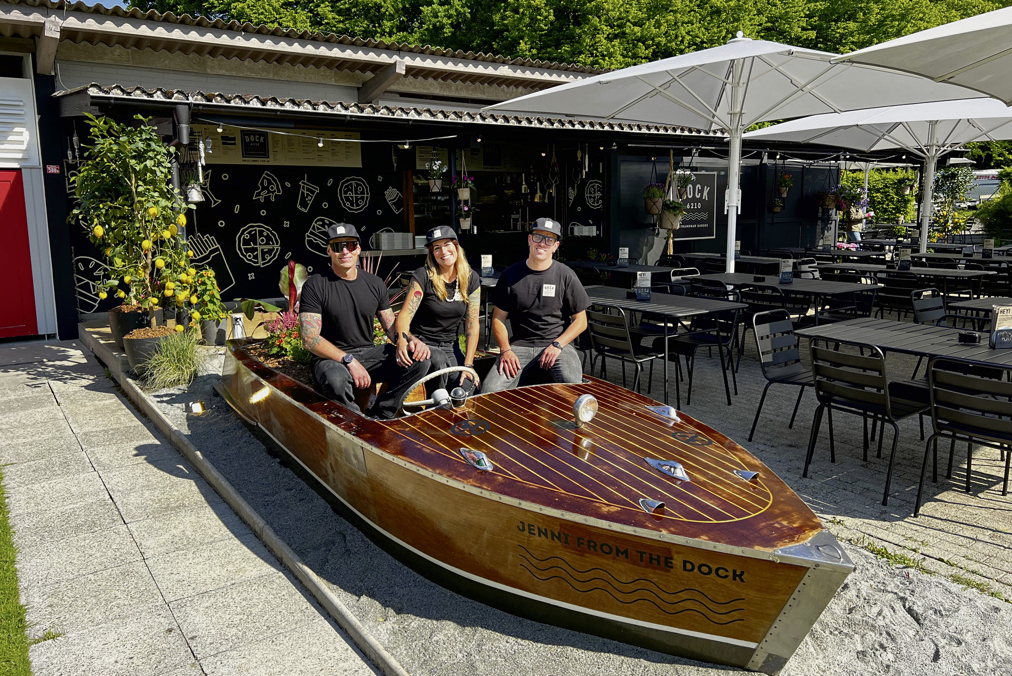 Andy und Stéphanie Stöckli sowie Nuno Miguel Domingues (v. l.) betreiben neu das DOCK 6210 im Strandbad Sursee.