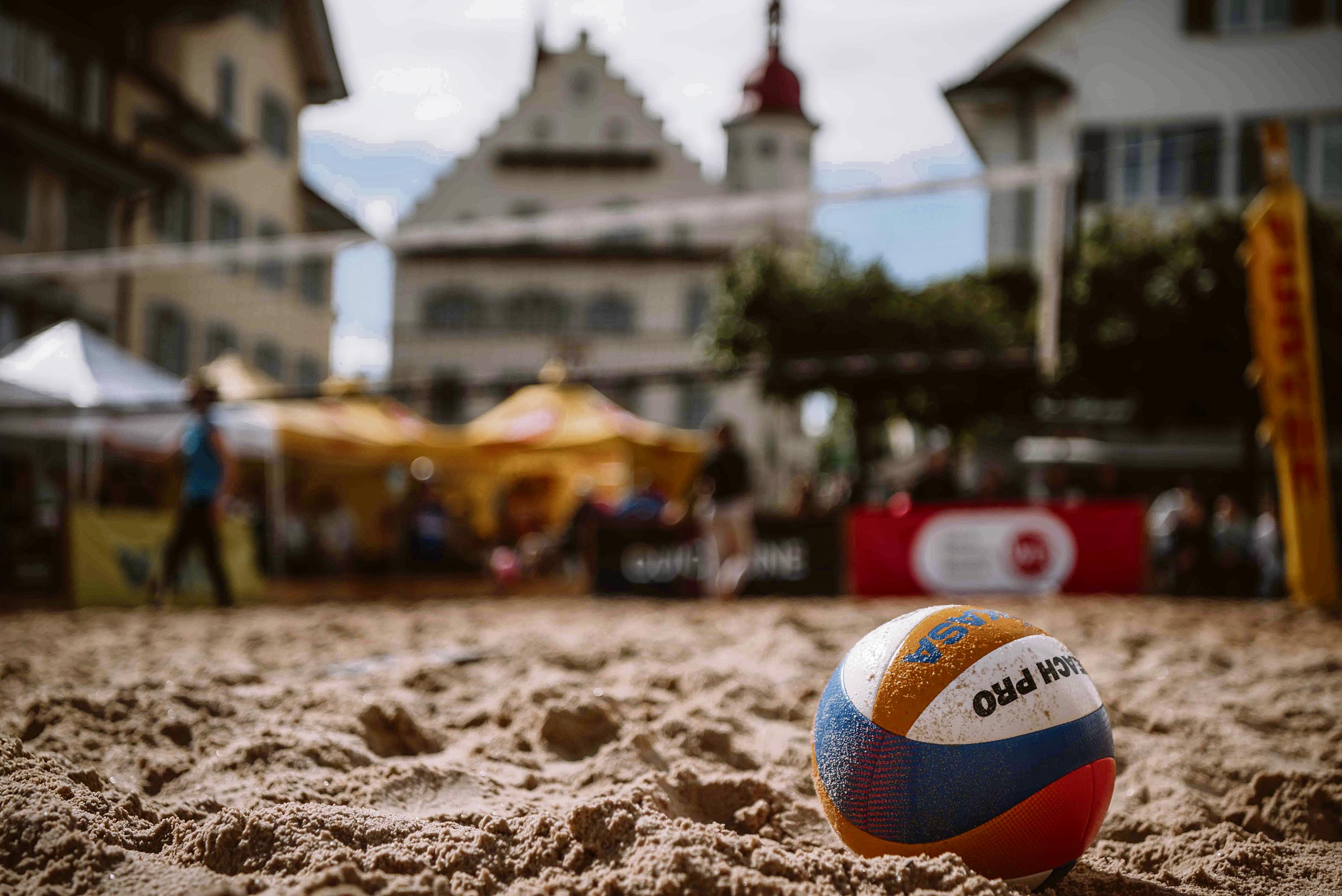 Sportturnier vor schöner Kulisse: Vom 29. Mai bis 1. Juni wird in Sursee wieder Beachvolleyball gespielt. Fotos zVg
