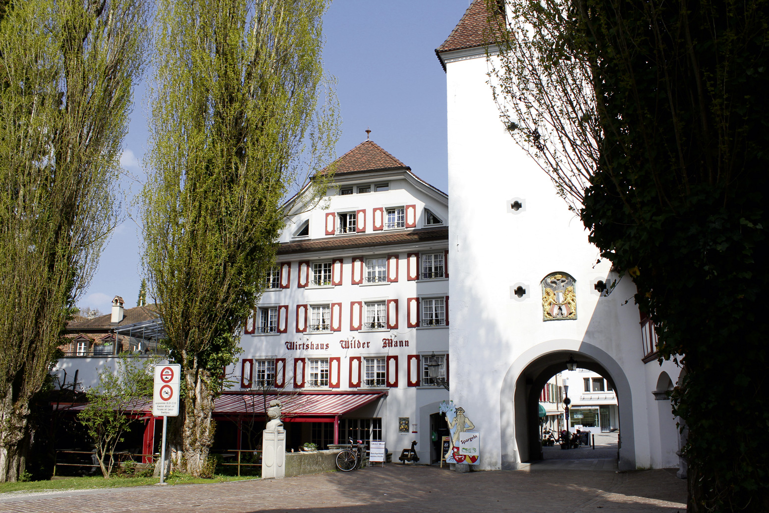 Ein herrliches Plätzchen an der Sure: die Terrasse des «Wöude». Fotos zVg