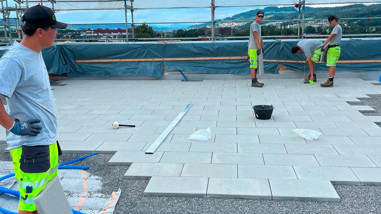 3. Schritt: Der Terrassenbelag nimmt Form an. Alles ist ordentlich ausgemessen.