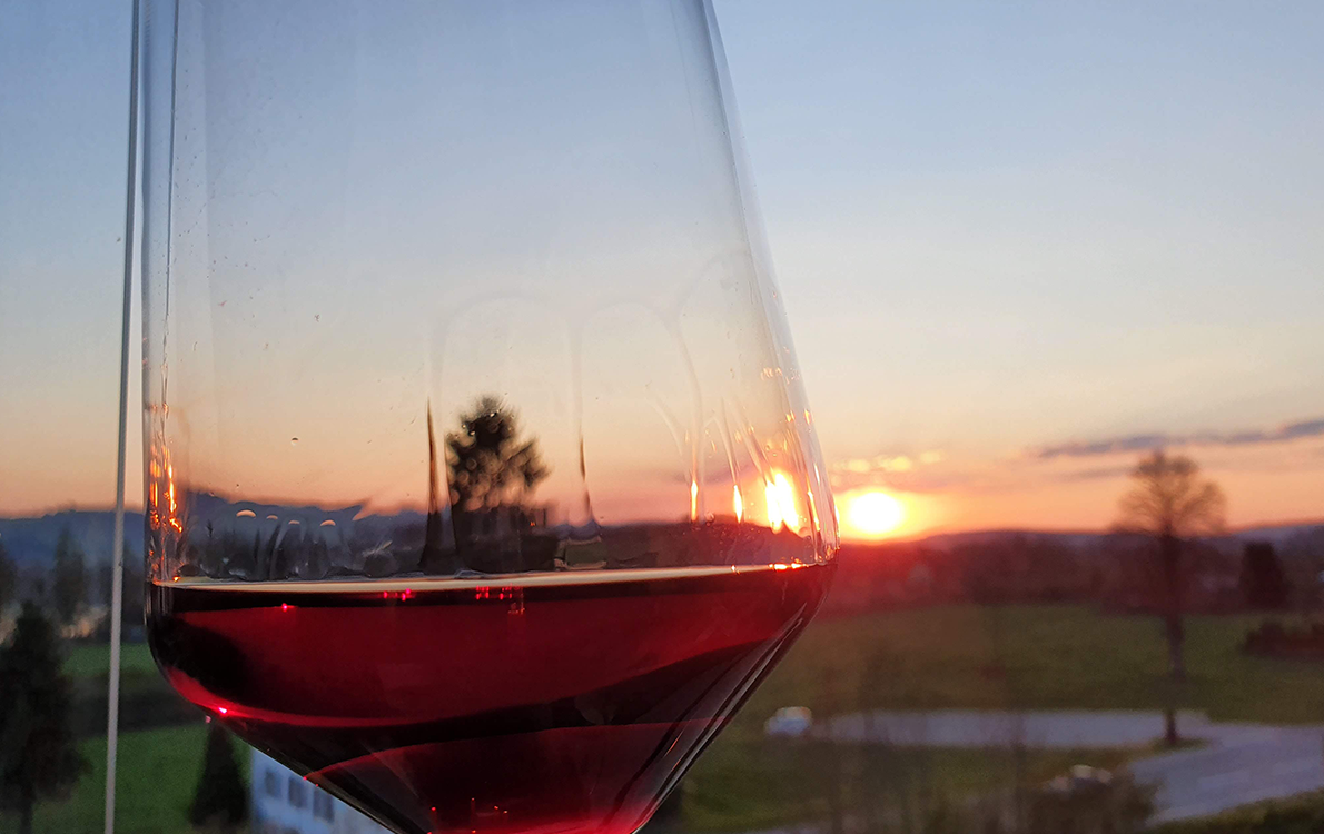 Weinglas im Sonnenuntergang
