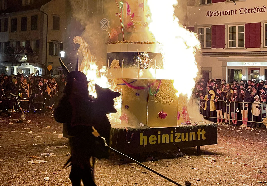 Mit dem Spektakel Bööggverbrennen endet jeweils die Fasnacht in Sursee. Bild: zVg
