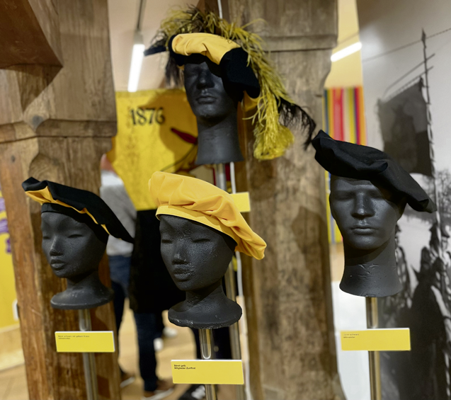 Die verschiedenen Berets in schwarz und gelb, je nach Funktion.  Bild: zVg