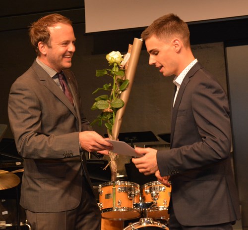 Markus Zihlmann vom Lions Club Sursee überreichte Serafin Curti den Sonderpreis der Kantonsschule Sursee. Foto Daniel Zumbühl