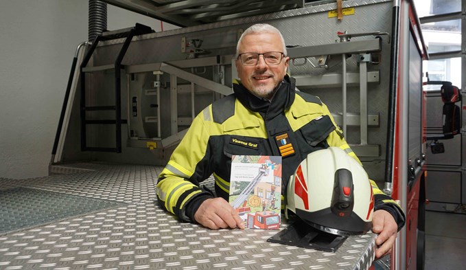 Feuerwehrinspektor Vinzenz Graf mit dem brandheissen Malbuch. Foto: zvg