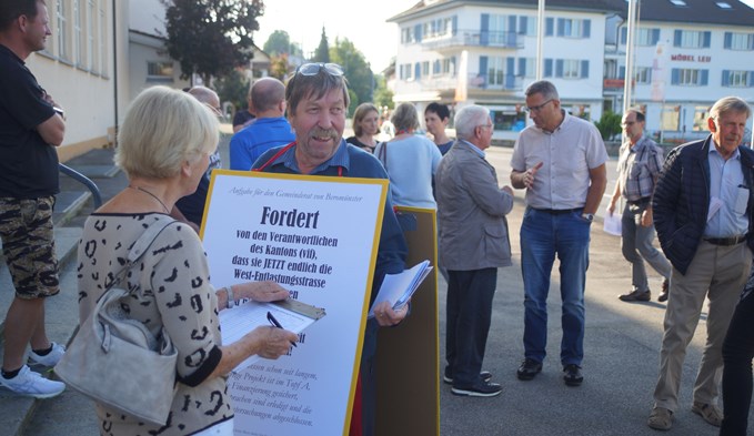 Ludwig Suter sammelte vor der Beromünsterer Gemeindeversammlung als wandelnde Plakatsäule Unterschriften für die Petition an den Gemeinderat, dafür zu sorgen, dass es mit der Westumfahrung endlich vorwärts geht. Foto Sandro Portmann