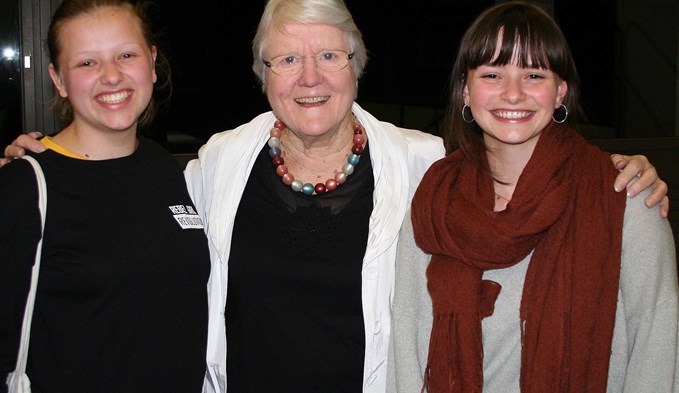 (v.l.n.r.): Gymnasiastin Jorina Rast mit der ehemaligen Nationalratspräsidentin Judith Stamm und Leoni Baum, einer ehemaligen Schülerin der KSB. Foto:zvg