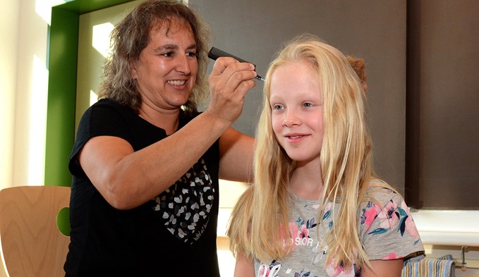 Kontrolleurin Doris Tschopp durchsucht die Haare der zehnjährigen Sofia nach Läusen und Nissen. Tschopp und drei weitere Kontrolleurinnen haben diese Woche die Haare sämtlicher Kinder an der Schule Geuensee durchkämmt. (Foto: fz)