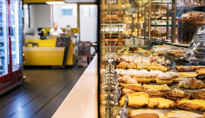 So wie bei der Bäckerei Merz in Luzern könnte es ab nächstem Jahr auch in den beiden Dorfläden in Geuensee und Oberkirch aussehen. (Foto: Keystone/Christian Beutler)