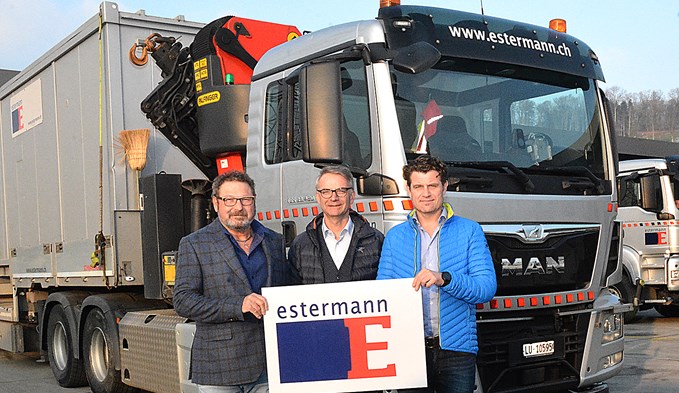 Von links: Hans Winiker, Firmenchef Jost Estermann und der neueGeschäftsführer Peter Moos. Foto kul