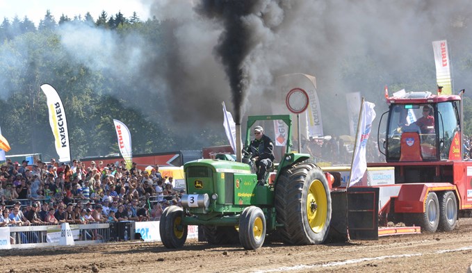 Viel Rauch stossen sie aus, die Traktoren, die an den Knutwiler Powerdays vor zahreichem Publikum Lasten ziehen. Foto Daniel Zumbühl