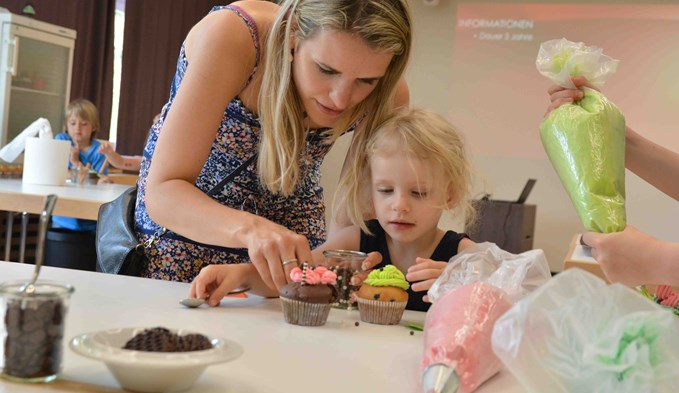 Ein Cupcakes zu verzieren, kann auch Spass machen. Foto:sti