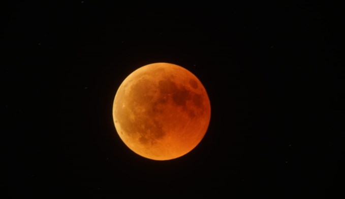 Der Mond ist orange. Foto:Sascha Matter