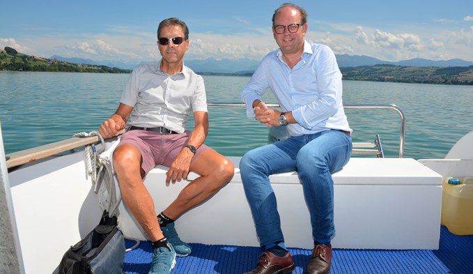 Der Bootsfahrlehrer Livio Arnold chauffierte die beiden Gemeindepräsidenten Ernst Roth (links) und Patrick Ineichen zur Gemeindegrenze von Oberkirch und Schenkon – nämlich mitten auf dem Sempachersee. (Foto: Livia Kurmann)