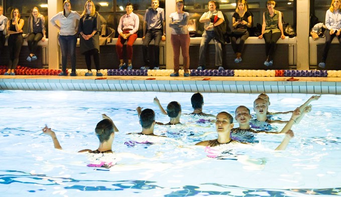 Die Berner Synchronschwimmerinnen überzeugten mit ihrer Show. Fotos:zvg