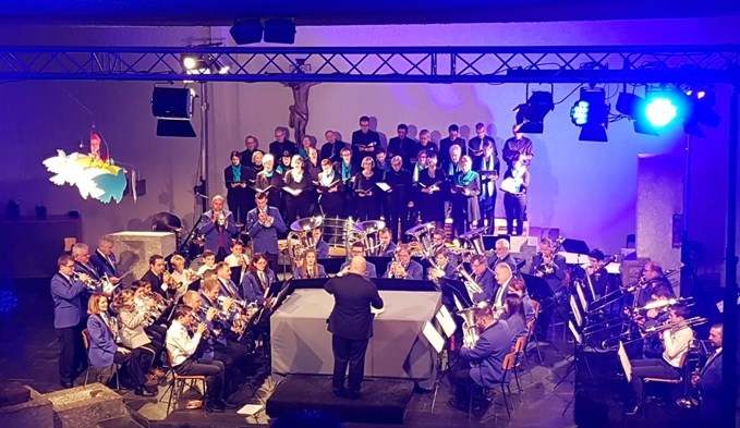 Der Singkreis Sursee und die Musikgesellschaft Oberkirch verschmolzen musikalisch bei ihrem gemeinsamen Auftritt. Foto zVg