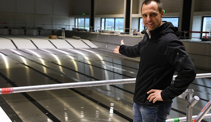 Pascal Ziegler schaut den ersten Tropfen zu, die ins neue Hallenbad in der Sportarena im Campus Sursee fliessen. Foto wm