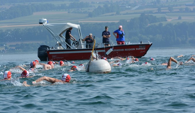 27 Boote begleiteten die Schwimmer auf der 2,1 Kilometer langen Strecke von Nottwil nach Sempach. Fotos moc