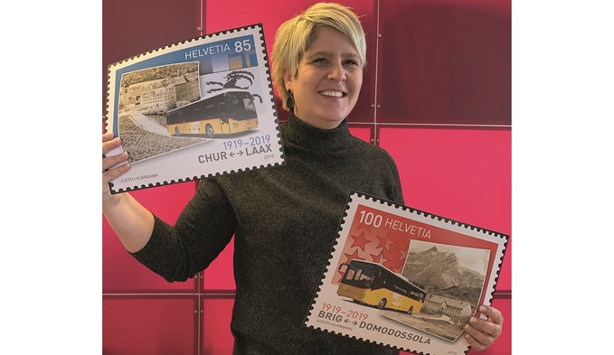 Judith Kurmann aus Sempach Station mit den beiden von ihr gestalteten Briefmarken zu den zwei 100-jährigen Postautolinien Chur–Laax und Brig–Domodossola. Foto zVg