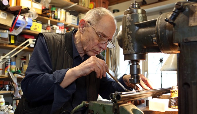 «Ja, ich bin Handwerker»: Peter Boller repariert, montiert, reinigt und stellt gar neue Waffenbestandteile her. Foto ana birchler-cruz