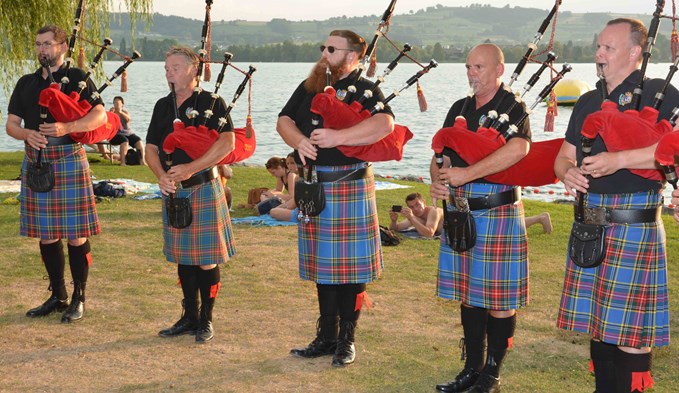 Die Happy-Pipers Lucerne brachten schottische Klänge in die Badi Schenkon. Foto Daniel Zumbühl