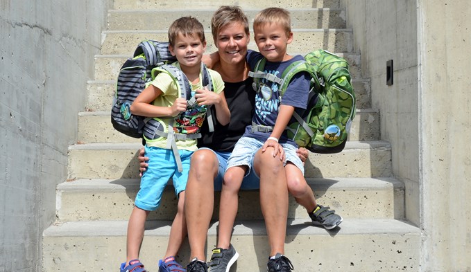 Die Schulutensilien sind beisammen, die Vorfreude auf den ersten Schultag ist gross: Yvonne Senn mit ihren Zwillingssöhnen Joel (links) und Jonas. (Foto: fz)