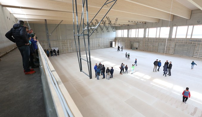 Blick in die neue Schenkoner Doppel-Turnhalle. Foto Ana Birchler-Cruz