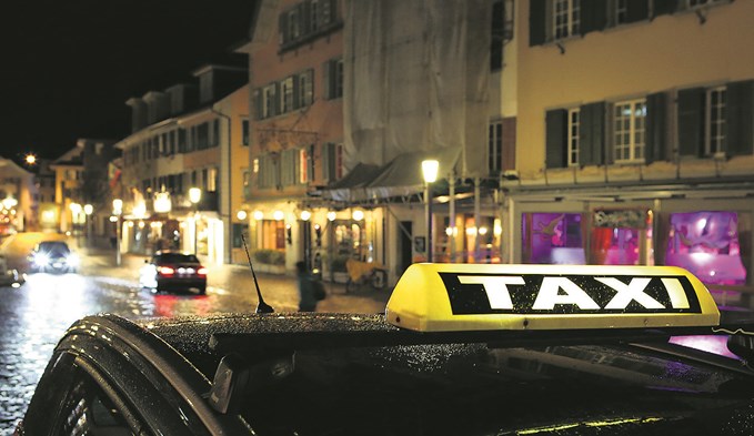 Ein Bild, das es künftig so nicht mehr geben wird: ein wartendes Taxi in der Surseer Altstadt. Foto ana