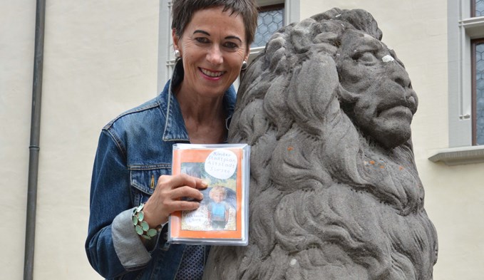 Die Löwenstatue beim Surseer Rathaus hat Karin Meier zum Titel «Ich heisse Löwe» ihres Stadtplans mit Begleitheft für Kinder inspiriert. Foto Daniel Zumbühl