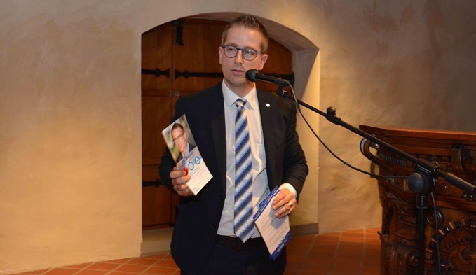 Nach der Nomination präsentierte Jim Wolanin erste Wahlflyer im Rathaus in Sursee. Foto:sti