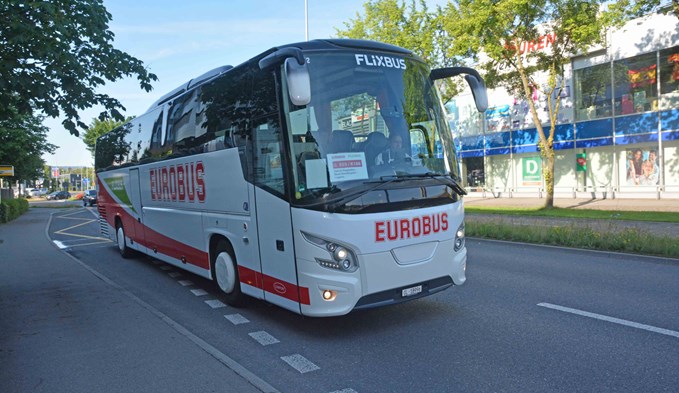 Der erste Fernbus der Firma Eurobus fuhr am 10. Juni an der Haltstelle Surentalstrasse Richtung Tessin los. Dieses Bild wird schon am 9. Dezember Geschichte sein. Foto Daniel Zumbühl