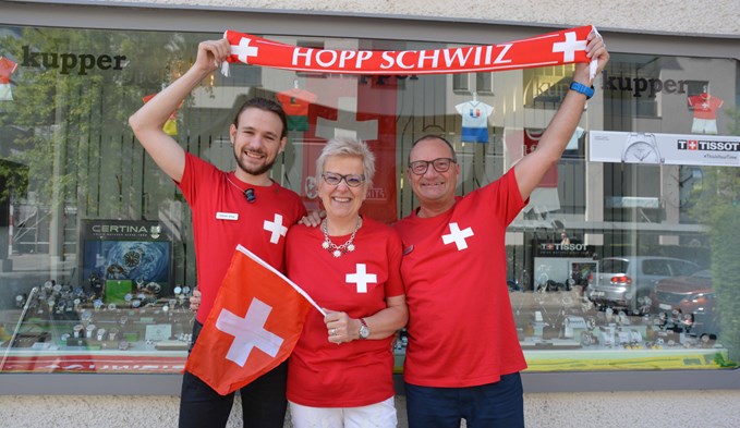 Adrian Lang, Elfi und Roland Kupper sind Fans der Schweizer Nationalmannschaft. Foto:sti