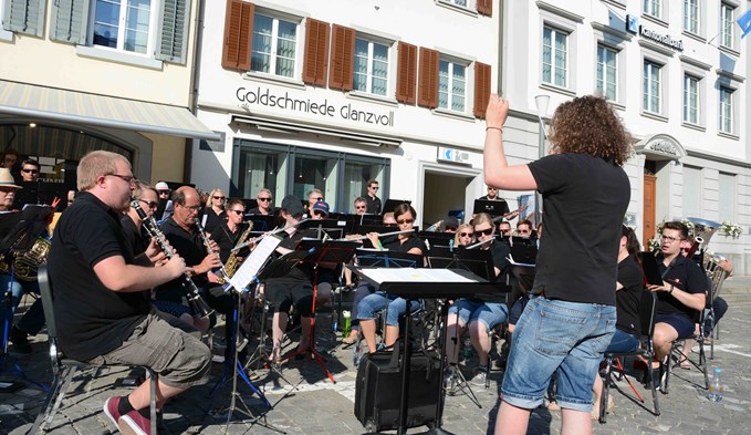 Beim Marienbrunnen in Sursee spielte die Stadtmusik. Foto:sti