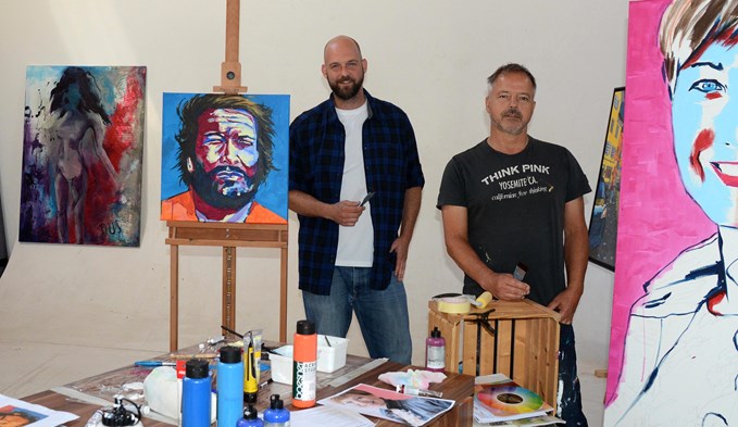 Inspirierende Atmosphäre: Redaktor Fabian Zumbühl (links) mit Künstler Pius Galliker in seinem Atelier auf dem Ruswiler Berg. (Foto: fz)