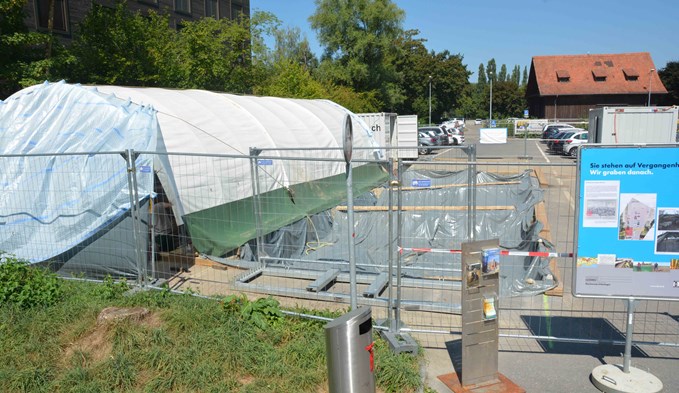 Bald steht auf dem Vierherrenplatz ein zweites Zelt der Archäologen. Foto:sti
