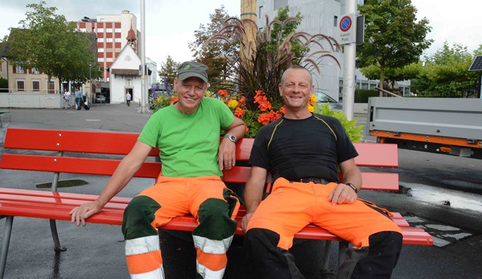 Urs Müller und Daniel Schatzmann testen ein Bänkli auf dem Martigny-Platz. Foto:sti