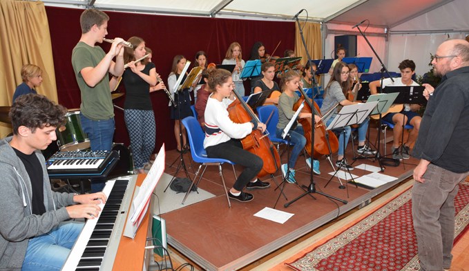 Ensemble der Musikschule Region Sursee bei einem Auftritt am Theaterfäscht des Stadttheaters Sursee. Foto Daniel Zumbühl