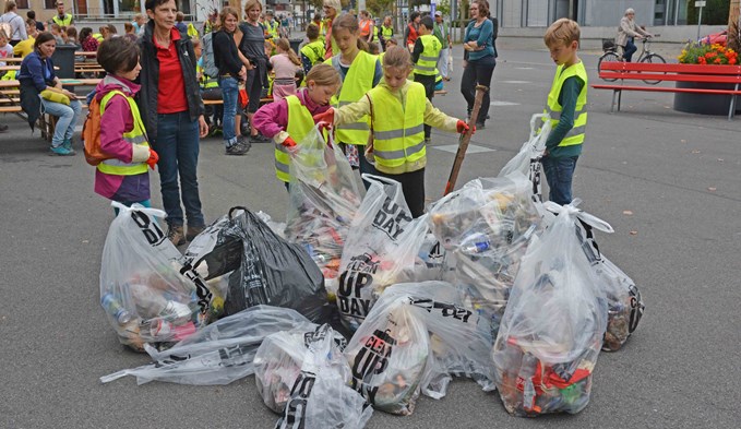 Bis zum Mittag hatten die Schüler auf dem Martigny-Platz einige Kilo Abfall angehäuft. Foto Daniel Zumbühl